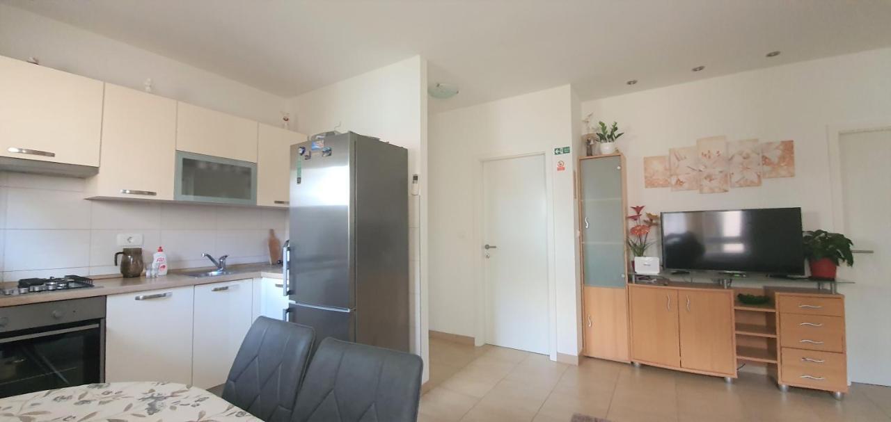 Adriatic Beach Suites Омиш Экстерьер фото