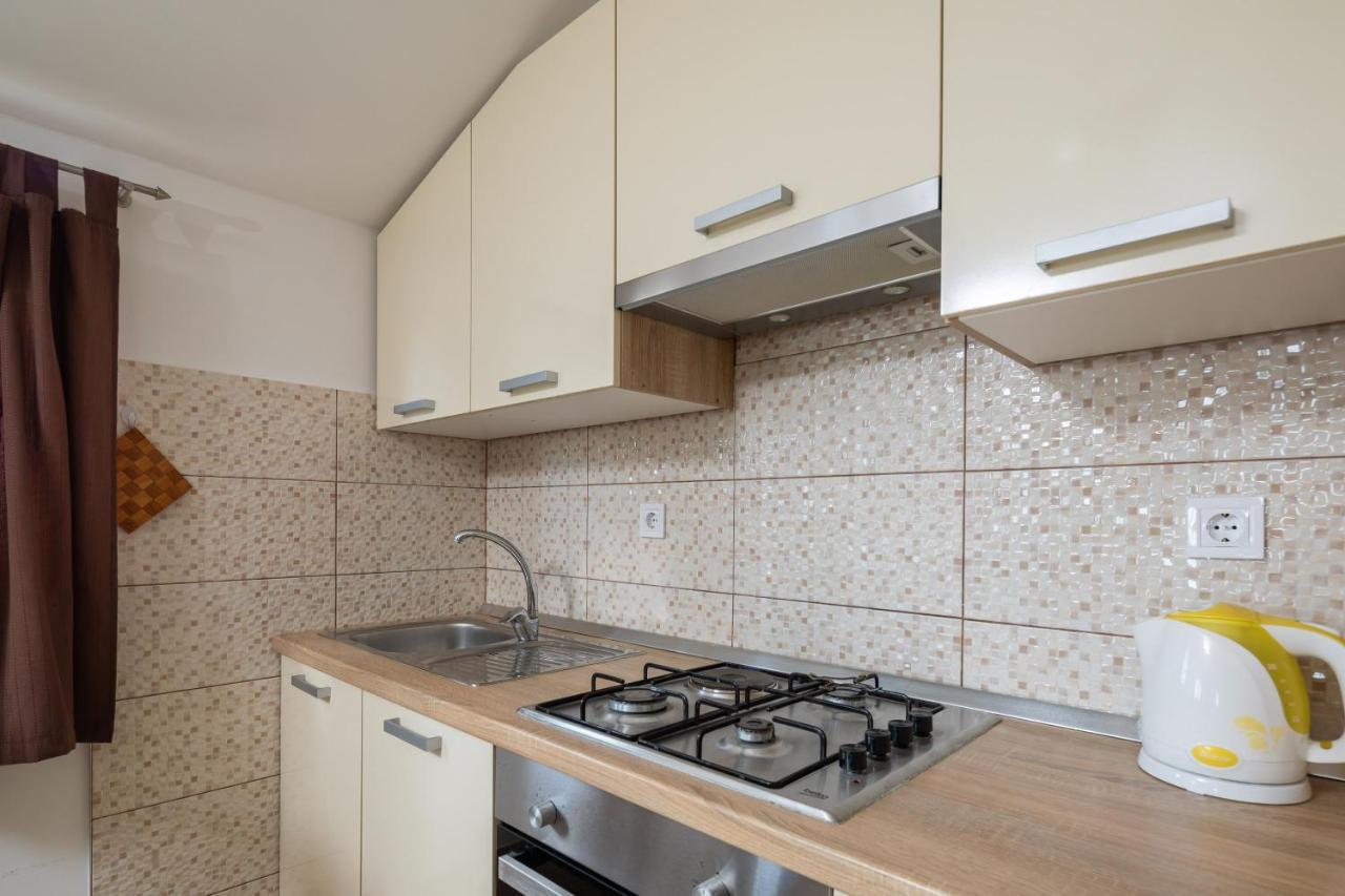 Adriatic Beach Suites Омиш Экстерьер фото