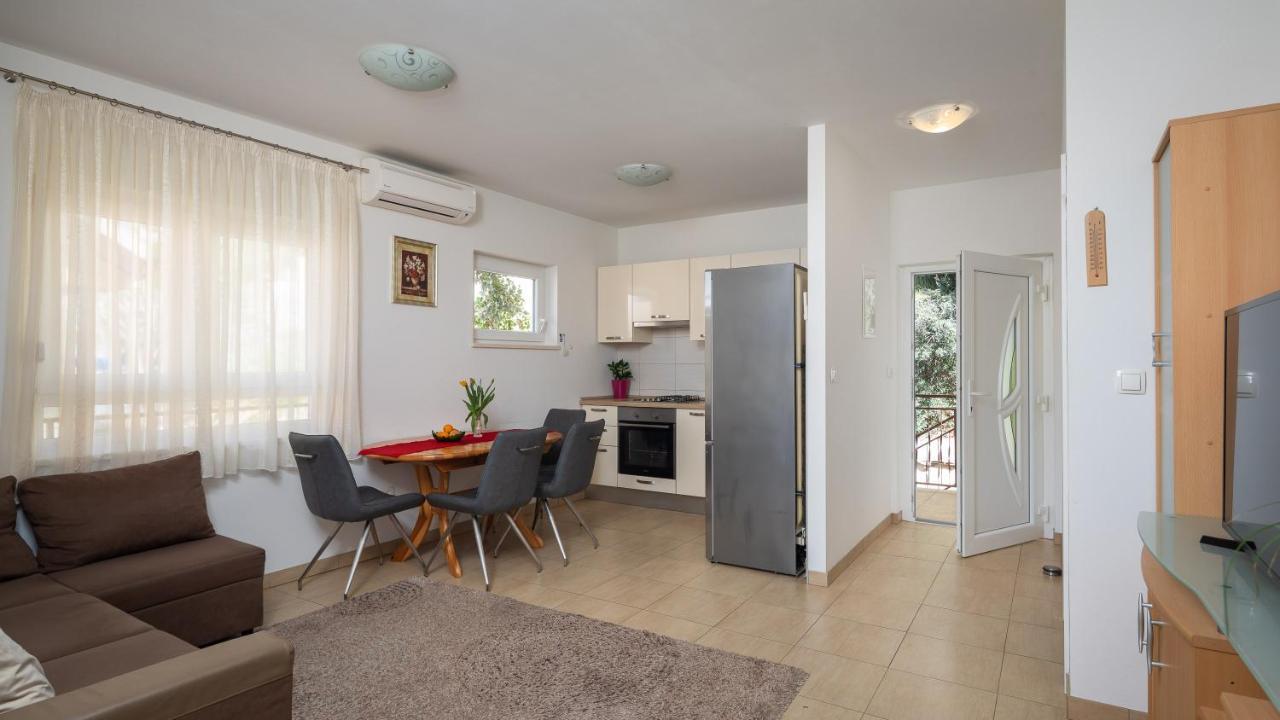 Adriatic Beach Suites Омиш Экстерьер фото